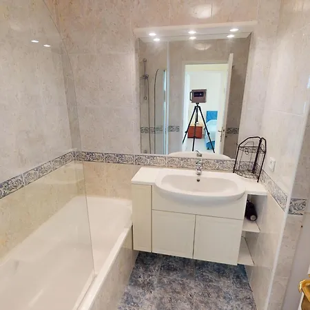 Confortable 2p En Centre-ville Avec Parking Et Terrasse - Fr-1-196-366 * Ментона