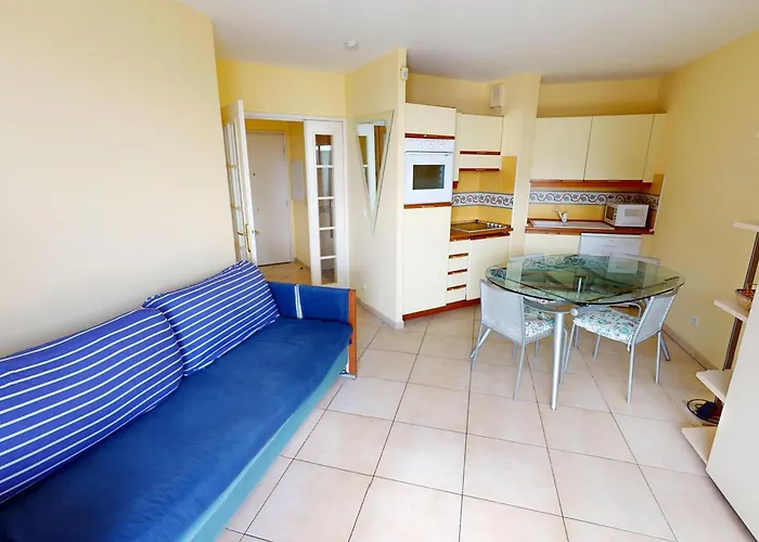 Apartment Confortable 2p En Centre-ville Avec Parking Et Terrasse - Fr-1-196-366 *