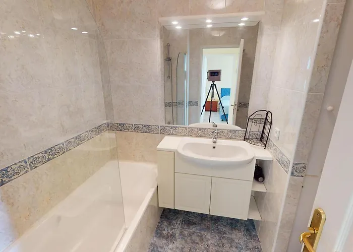 Confortable 2p En Centre-ville Avec Parking Et Terrasse - Fr-1-196-366 * Menton